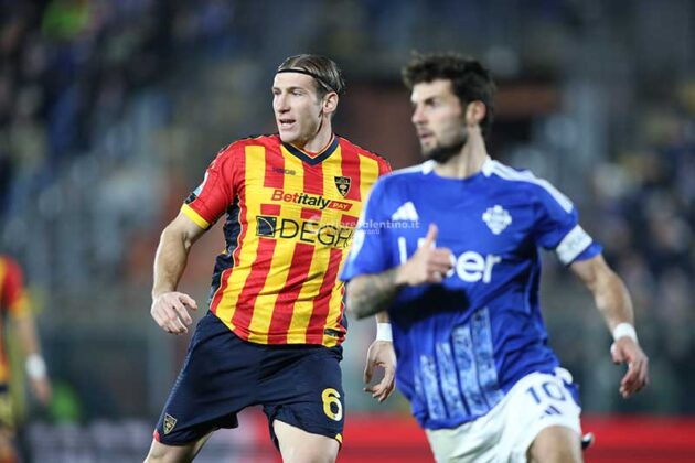 Un Lecce incerottato regge solo un tempo. Falcone para un rigore, ma non basta a evitare la sconfitta: 2 a 0 - Corriere Salentino