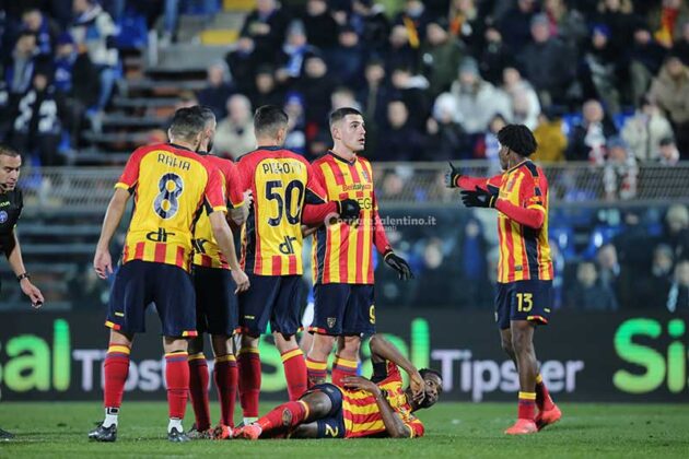 Un Lecce incerottato regge solo un tempo. Falcone para un rigore, ma non basta a evitare la sconfitta: 2 a 0 - Corriere Salentino