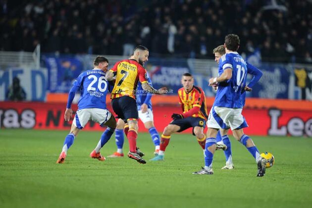Un Lecce incerottato regge solo un tempo. Falcone para un rigore, ma non basta a evitare la sconfitta: 2 a 0 - Corriere Salentino