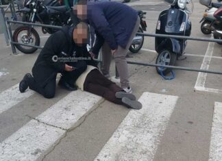 Cade, sbatte la testa contro gli stalli per gli scooter e perde i sensi: tragedia sfiorata nel centro di Lecce
