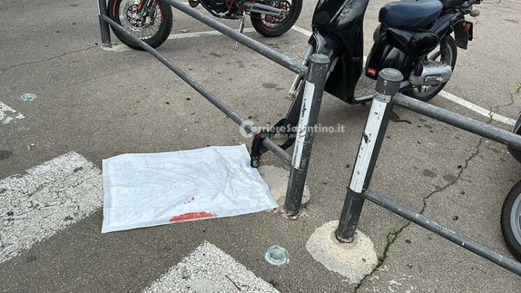 Cade, sbatte la testa contro gli stalli per gli scooter e perde i sensi: tragedia sfiorata nel centro di Lecce - Corriere Salentino