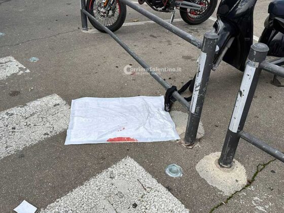 Cade, sbatte la testa contro gli stalli per gli scooter e perde i sensi: tragedia sfiorata nel centro di Lecce - Corriere Salentino