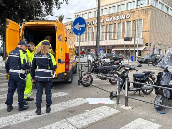Cade, sbatte la testa contro gli stalli per gli scooter e perde i sensi: tragedia sfiorata nel centro di Lecce - Corriere Salentino