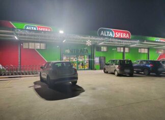 Rapinatore in azione nel cash and carry. Spari in aria e via con l’incasso