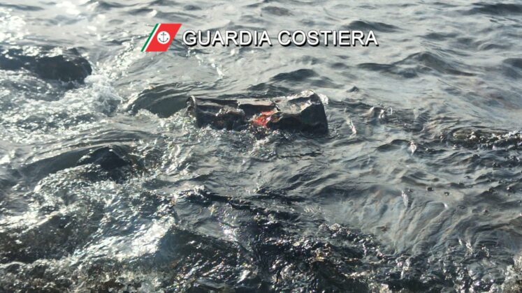 Petrolio sugli scogli, scongiurato disastro ambientale a Porto Cesareo - Corriere Salentino