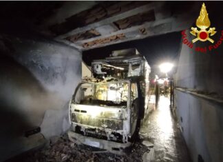 Incendio nel cortile: fiamme distruggono un furgone carico di frutta. Paura per una famiglia