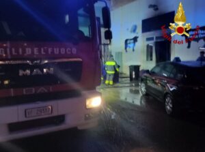 Fiamme nella notte: in fumo trattori e balle di paglia in azienda agricola. Fuoco anche in una braceria - Corriere Salentino