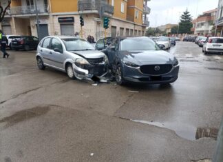 Scontro all’incrocio in città: coinvolte due auto