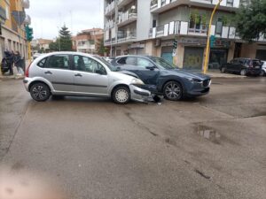 Scontro all'incrocio in città: coinvolte due auto - Corriere Salentino