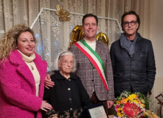 La festa per Rosa Petrelli, centenaria di Magliano. Il sindaco Erroi le consegna la targa con gli auguri del Comune di Carmiano: “Anziani patrimonio prezioso”
