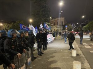 Manifestazione Acca Larentia, alcuni antifascisti raggiungono la manifestazione di destra: insulti e cori contro i ragazzi uccisi. La polizia evita lo scontro - Corriere Salentino