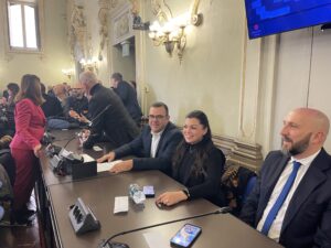 Istituzioni, politici e forze dell’ordine accorsi per il saluto al vicepresidente della Commissione europea, Raffaele Fitto: “Grande opportunità per il Salento” - Corriere Salentino