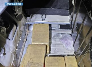 Nel doppiofondo del bagagliaio quasi 14 chili di cocaina, finisce in carcere un 31enne leccese