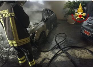 Fiamme nel cortile di un’abitazione, paura alla periferia di Lecce: danneggiate un’Audi e una Porsche