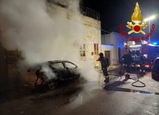 Ennesima notte di fuoco nel Salento, distrutta dalle fiamme la Volvo di un imprenditore. Danni pure agli infissi di un’abitazione