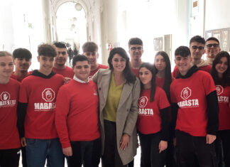 Elisa Isoardi e Linea Verde Italia presso la scuola vincitrice del “Nobel”