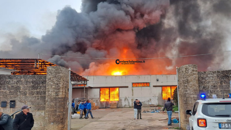 Incendio nella zona industriale di Trepuzzi. Le fiamme distruggono un capannone - Corriere Salentino