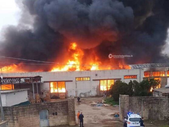 Incendio nella zona industriale di Trepuzzi. Le fiamme distruggono un capannone - Corriere Salentino