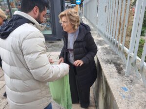 Abbandono dei rifiuti davanti alla colonna “Quinto Ennio”: la sindaca Adriana Poli Bortone al lavoro per ripulire la zona - Corriere Salentino