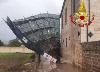 Incendio in un appartamento e crollo di un’impalcatura: intervengono i vigili del fuoco