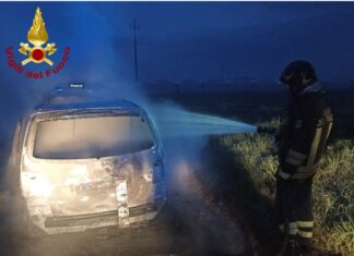 Divampa incendio in periferia: auto in fumo. Indagini in corso