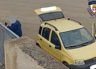 Abbandona sacchi di rifiuti in periferia: incastrato dalle fototrappole