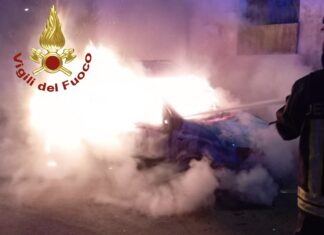 Paura nella notte a Lecce: distrutta dalle fiamme una Fiat Panda, danni al veicolo vicino