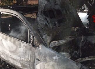 Ennesimo rogo nella notte, distrutta dal fuoco una Fiesta parcheggiata in un terreno privato