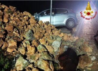 Schianto contro un muro, 24enne resta incastrato nell’auto: è grave in ospedale