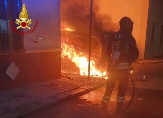 Notte “rovente” a Gallipoli, incendio avvolge un autofurgone, danneggiate due auto nelle vicinanze