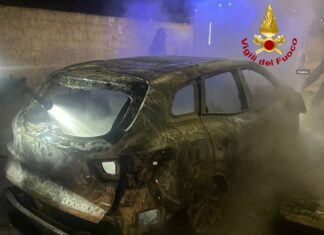 Doppio intervento dei vigili del fuoco nella notte: in fiamme un deposito attrezzi e l’auto di un commerciante