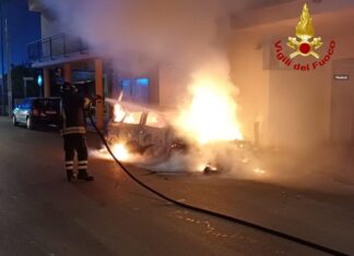 Ennesimo rogo d’auto nel Salento: distrutta una Opel, danni al portone e alla facciata di un condominio