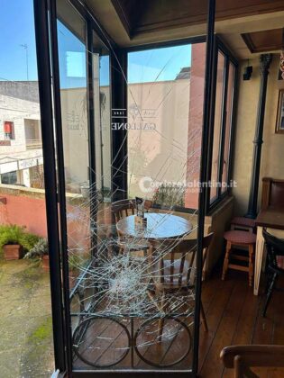 Sfondano la vetrata del lounge bar e fuggono col registratore di cassa: ladri in azione in pieno centro - Corriere Salentino