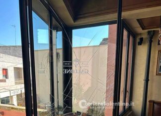 Sfondano la vetrata del lounge bar e fuggono col registratore di cassa: ladri in azione in pieno centro