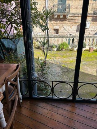 Sfondano la vetrata del lounge bar e fuggono col registratore di cassa: ladri in azione in pieno centro - Corriere Salentino