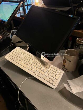 Sfondano la vetrata del lounge bar e fuggono col registratore di cassa: ladri in azione in pieno centro - Corriere Salentino