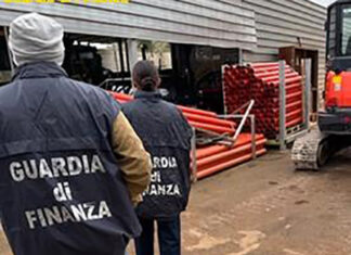 Fabbricati abusivi e discarica a cielo aperto in area vincolata, scattano denunce e sequestri
