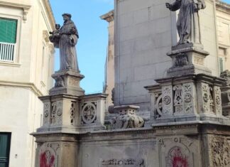 Atti vandalici ai danni della colonna della Madonna delle Grazie. Lo sdegno della comunità e del sindaco