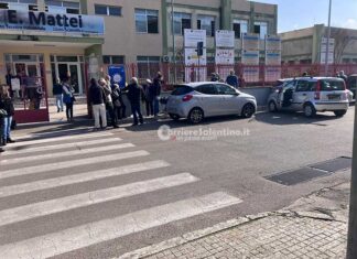 Spinge l’auto in discesa per farla ripartire, il mezzo sfiora una passante e si schianta sulla scuola
