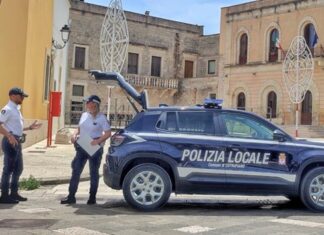 Minaccia i commercianti al mercatino di Natale. Si aggrava la sua posizione: in carcere