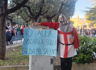 A Carnevale è andata in scena una “crociata” simbolica contro la discarica di Corigliano d’Otranto