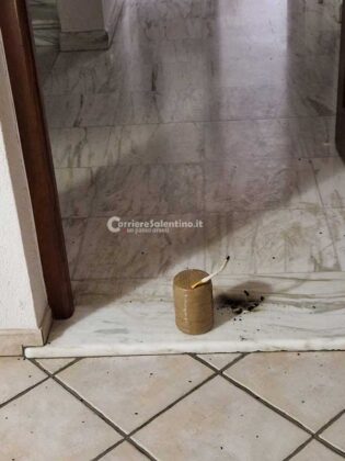 Imprenditore nel mirino: escavatori ed auto in fiamme, bomba inesplosa davanti la porta di casa - Corriere Salentino