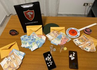 In auto sulla provinciale con dosi di cocaina e 8.500 euro in contanti: in carcere