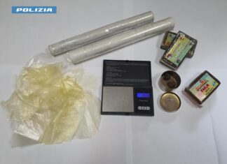 Tre etti di hashish nascosti in casa, per un 53enne scatta l’arresto: ai domiciliari