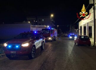 Incendio nel balcone di un’abitazione: paura per una famiglia. Tratto in salvo il cane rimasto intrappolato