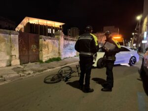 Impatto tra auto e bici all'incrocio: ciclista trasportato in ospedale - Corriere Salentino