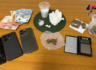 Viavai di assuntori da un’abitazione, i carabinieri irrompono in casa e scovano soldi e oltre 2 etti di droga