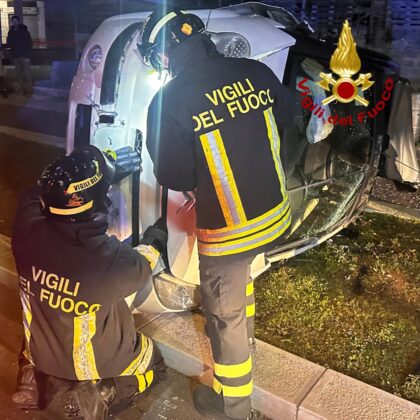 Scontro tra auto, una si ribalta: due feriti, in ospedale anche una donna incinta - Corriere Salentino