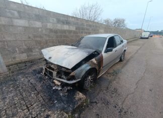 Incendio nella notte: brucia un’auto nel Basso Salento