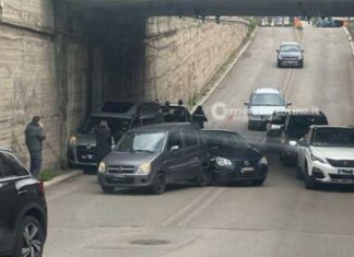 Tamponamento a catena nel sottopassaggio, traffico in tilt sulla circonvallazione della città